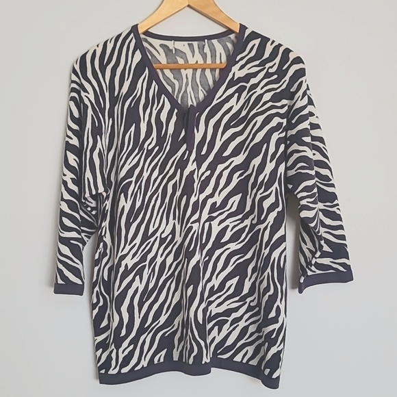 C.D. Womens Animal Print Sweater Gray White Pullover Knit Top - Picture 2 of 7